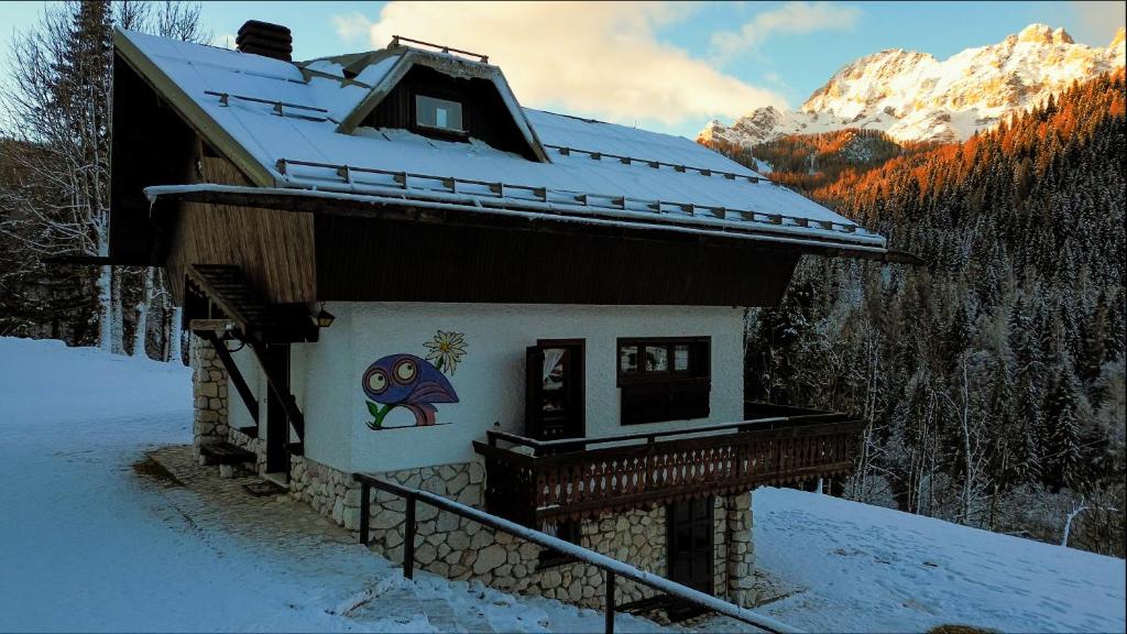 PianazにあるChalet della Civettaの雪屋根の家