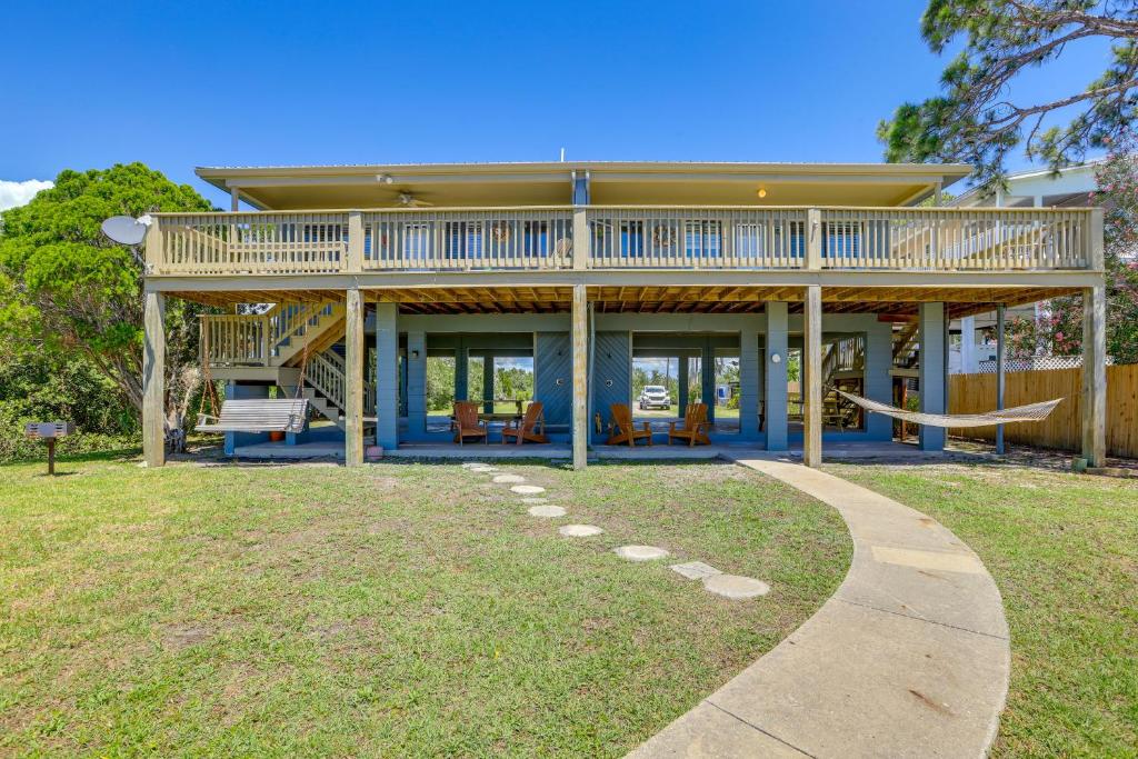 ein großes Haus mit einer Veranda mit einer Hängematte in der Unterkunft Waterfront Cedar Key Duplex Home with Private Dock! in Cedar Key