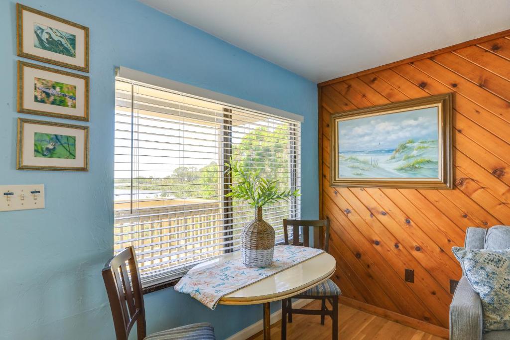 Foto de la galeria de Waterfront Cedar Key Duplex Home Grill and Dock! a Cedar Key