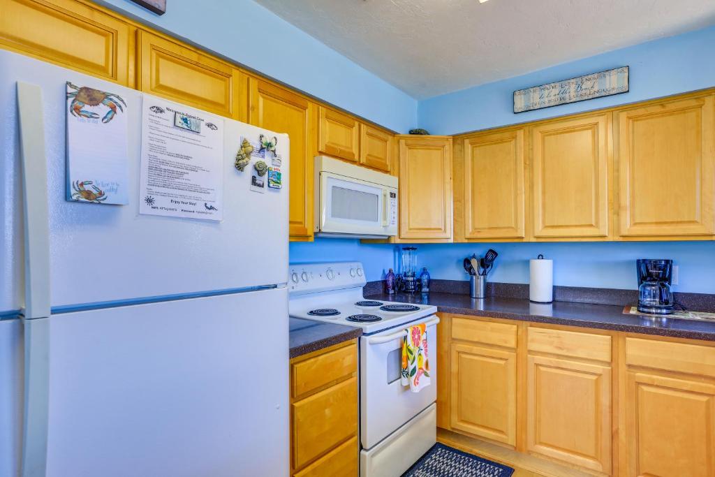 Cuina o zona de cuina de Waterfront Cedar Key Duplex Home Grill and Dock!