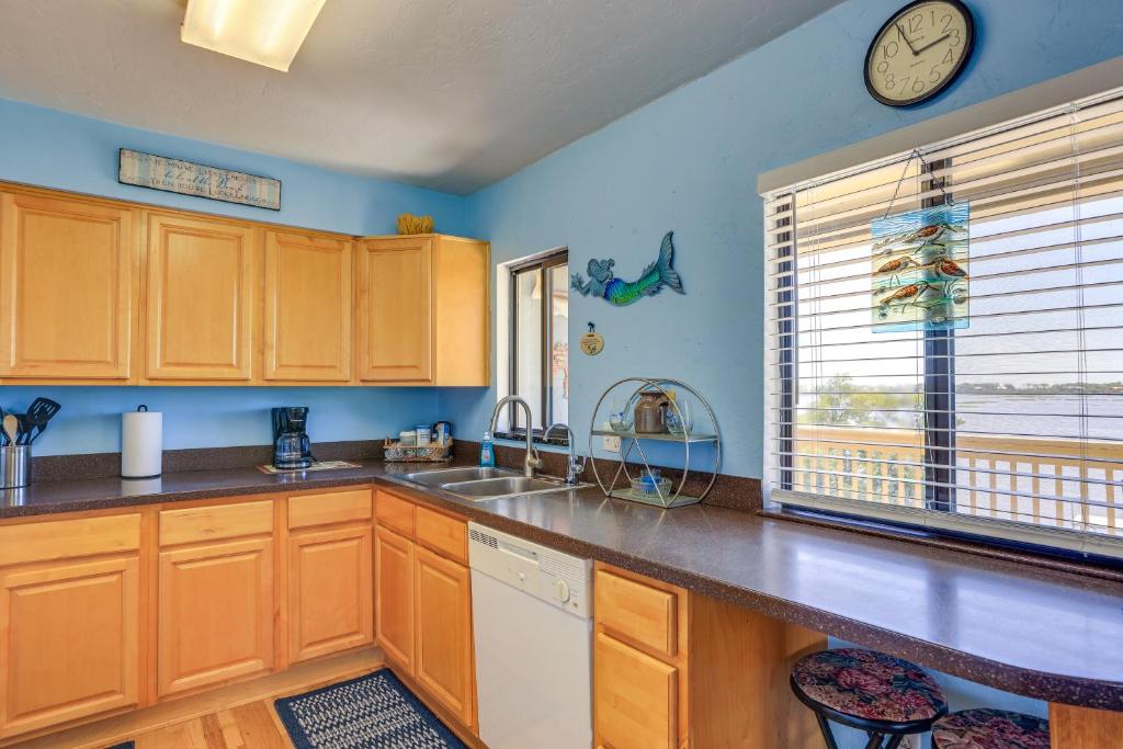 Cuina o zona de cuina de Waterfront Cedar Key Duplex Home Grill and Dock!