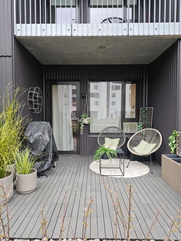 un patio con sillas y plantas en un edificio en The love nest in Reykjavik en Reikiavik