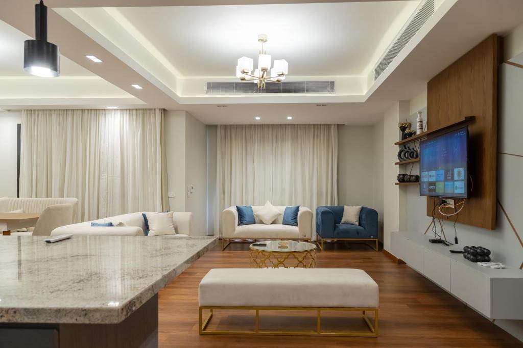 TV a/nebo společenská místnost v ubytování Settle Inn Sodic Villette Apartment