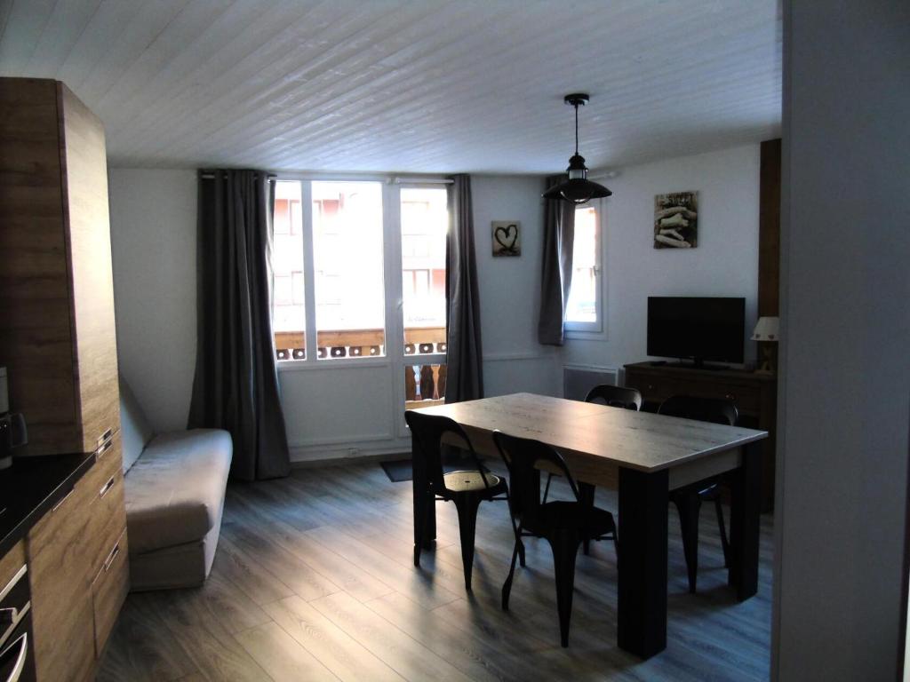 - un salon avec une table à manger et un canapé dans l'établissement Résidence Thabor - 2 Pièces pour 4 Personnes MAE-8574, à Modane