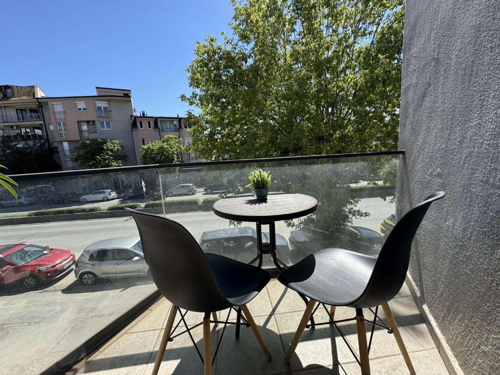 オフリドにあるParadiso Apartmentsのテーブルと椅子2脚(バルコニーに座る)
