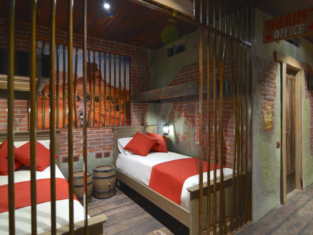 Postel nebo postele na pokoji v ubytování Gardaland Adventure Hotel