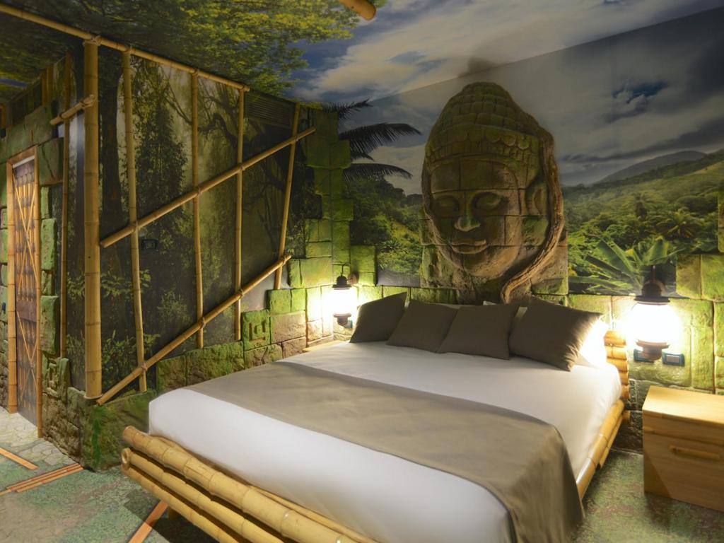 Postel nebo postele na pokoji v ubytování Gardaland Adventure Hotel