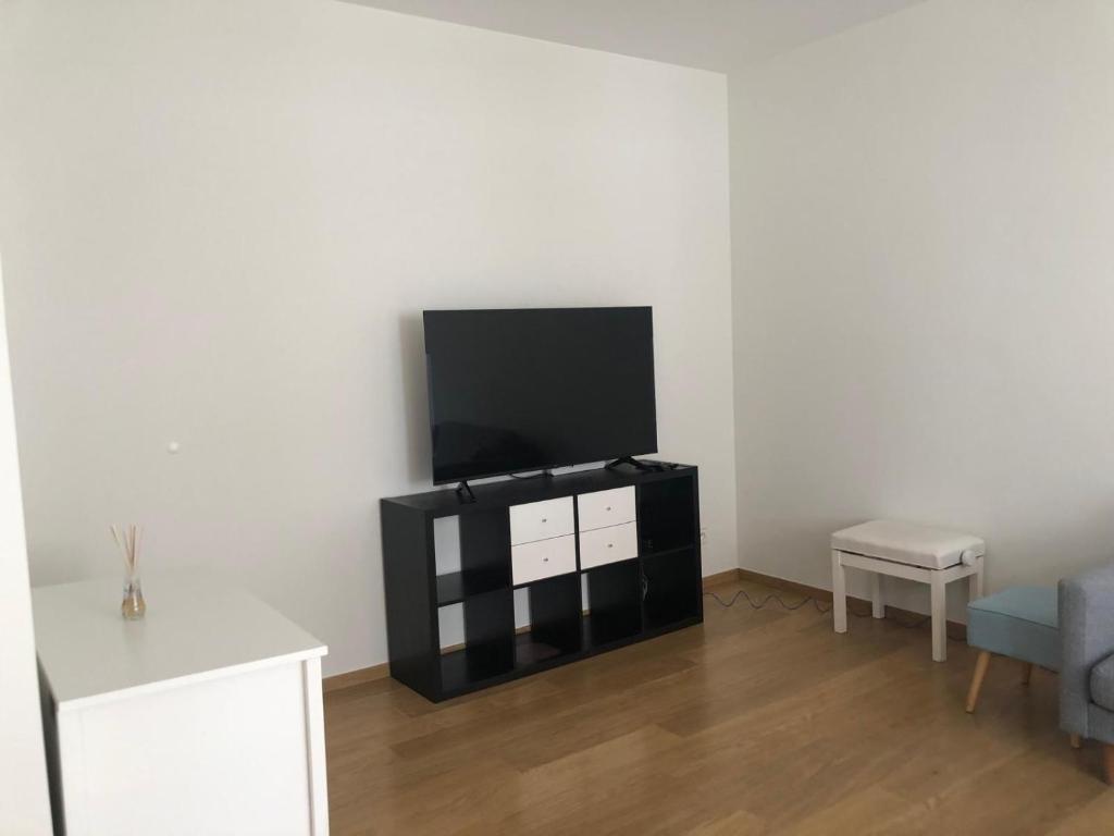 TV a/nebo společenská místnost v ubytování LE PARADIS ATHOIS