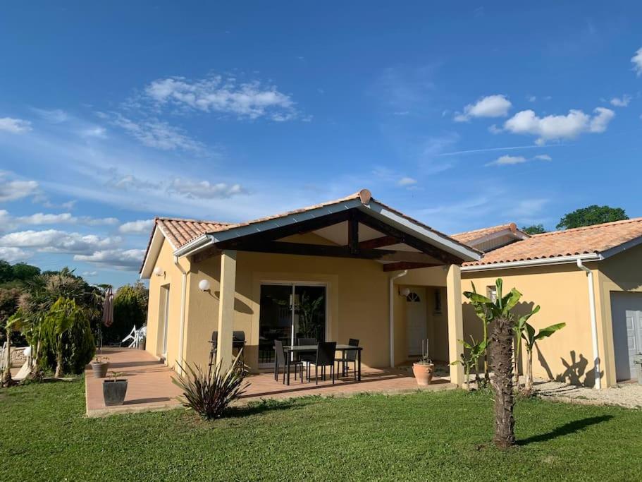 Cette maison dispose d'une terrasse avec un toit. dans l'établissement Villa de vacances, à Carsac-de-Gurson