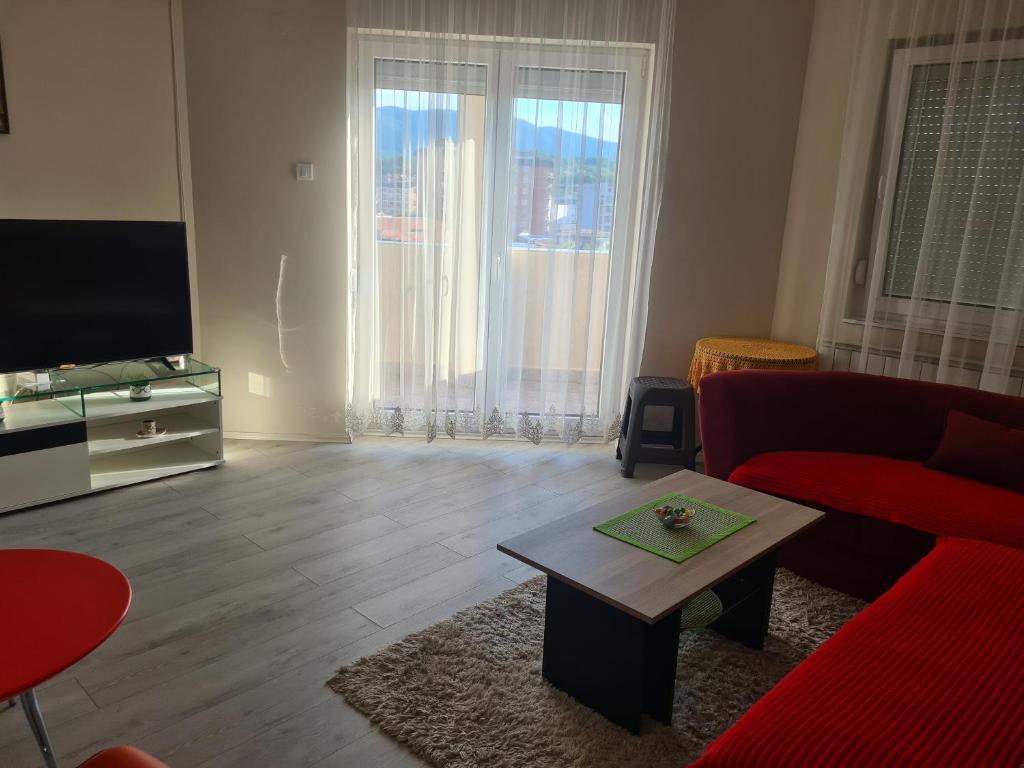 TV a/nebo společenská místnost v ubytování Apartmani Loznica