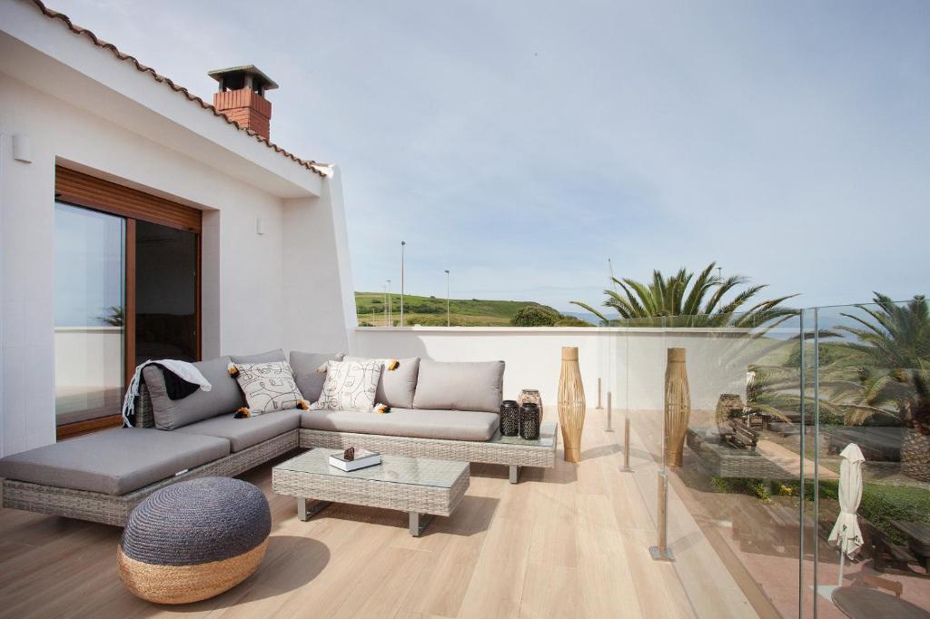 a living room with a couch and a table at Tu refugio junto al mar te espera in Elejalde
