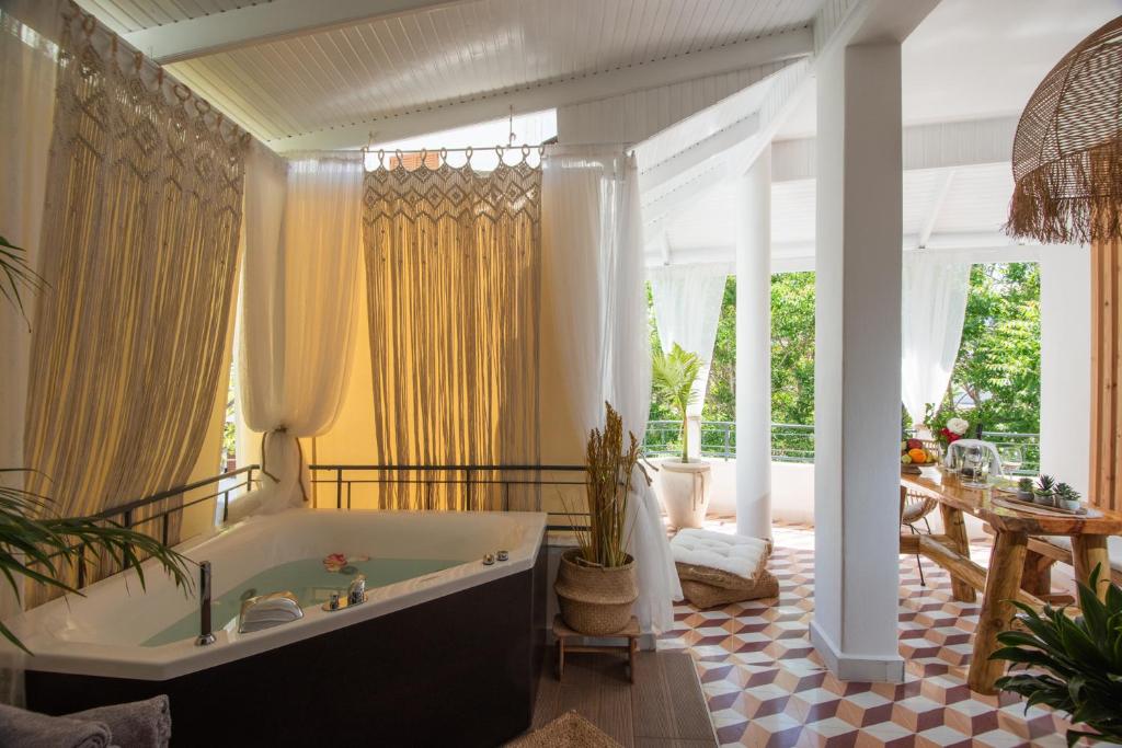 La salle de bains est pourvue d'une baignoire. dans l'établissement Menemar Suite & Apt, By IdealStay Experience, à Agios Nikolaos