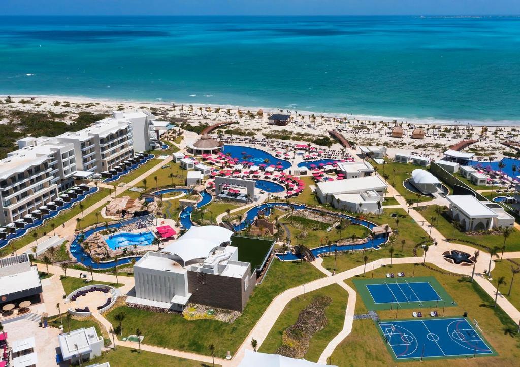 uma vista aérea de um parque aquático junto ao oceano em Planet Hollywood Cancun, An Autograph Collection All-Inclusive Resort em Cancún