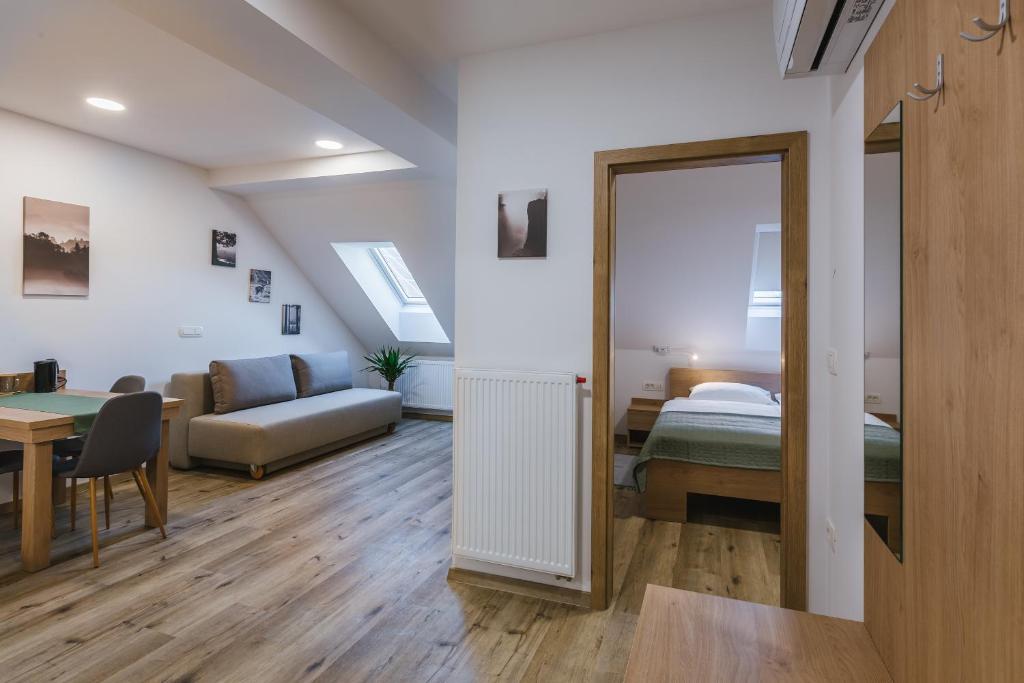 Postel nebo postele na pokoji v ubytování Domačija Log v Bohinju