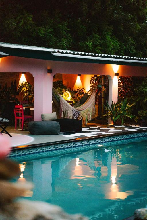 Bazén v ubytování Thuishaven boutique mini-resort - no kids nebo v jeho okolí