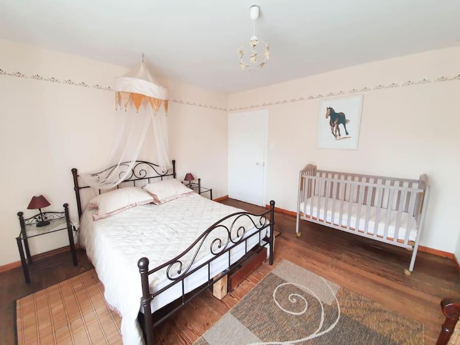 Ένα ή περισσότερα κρεβάτια σε δωμάτιο στο Gite de la Verrière, 12 personnes, 5 chambres