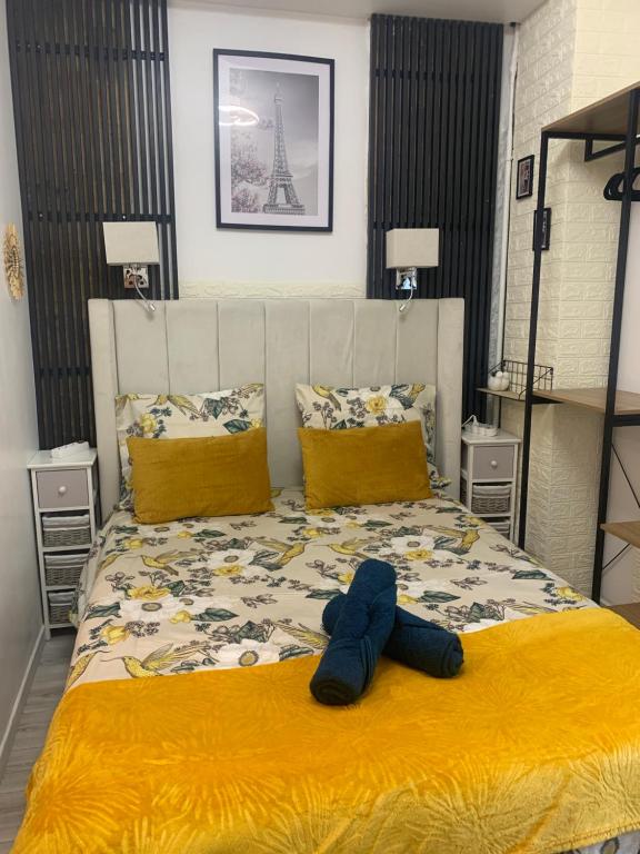 un ours en peluche bleu posé sur un lit dans l'établissement paris beautiful cozy studio, à Paris