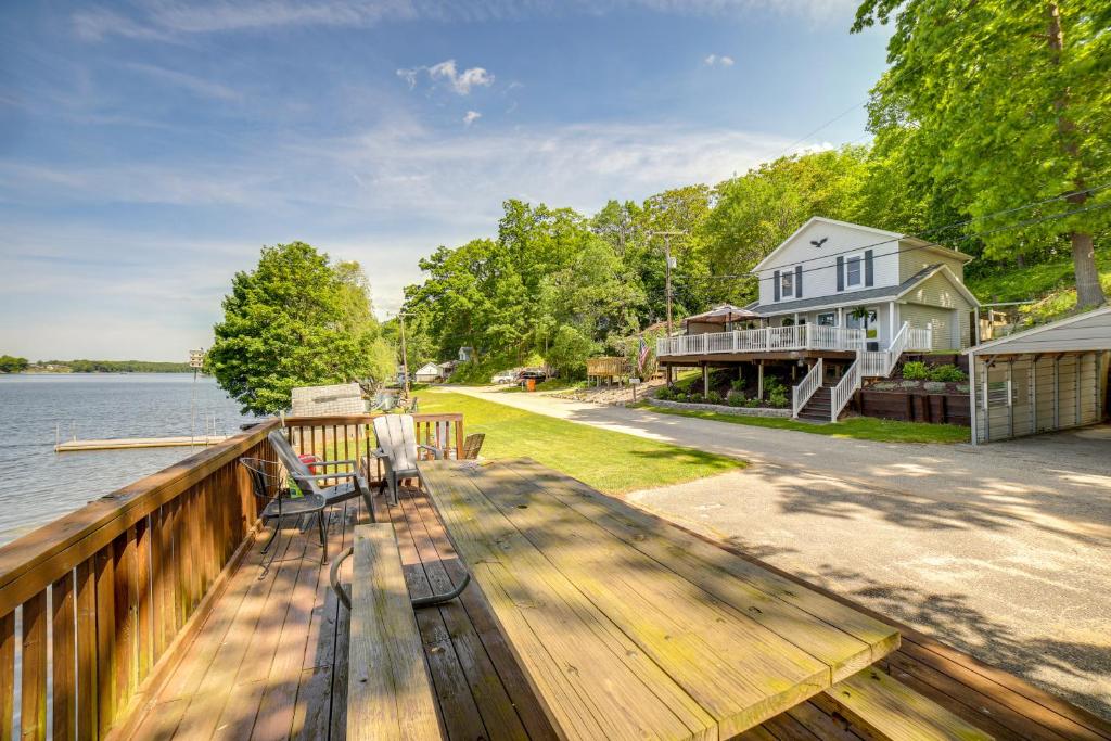 Big Pine Island Lake Cottage with Boat Dock and Kayaks, Belding