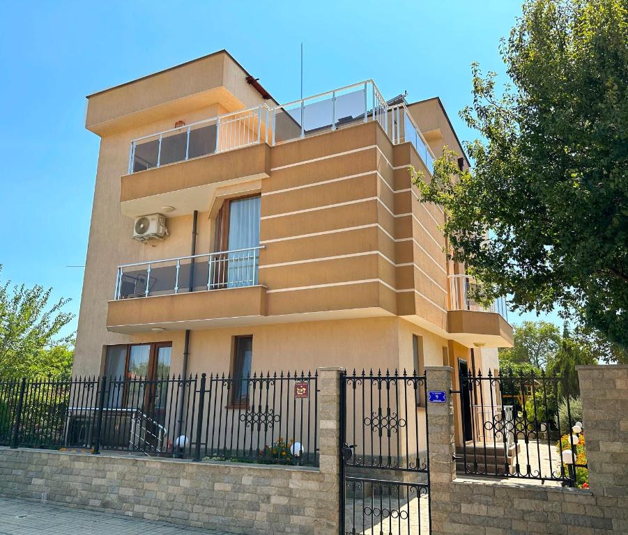 a building with a fence in front of it at Guest House Moiata Kashta in Chernomorets