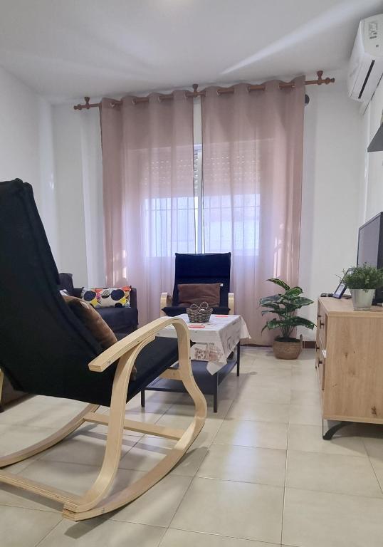 Televízia a/alebo spoločenská miestnosť v ubytovaní Apartamento Cayetano