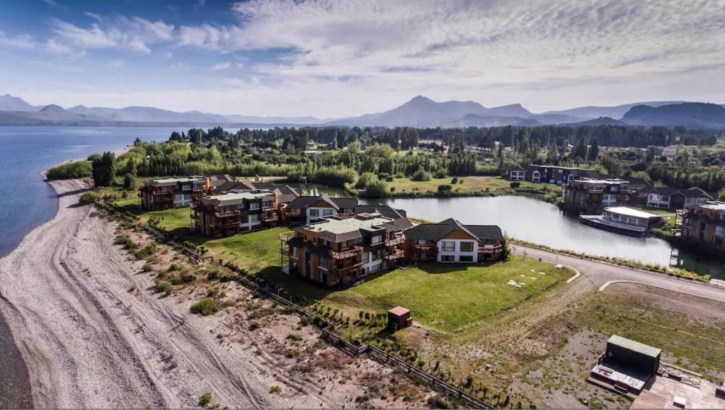 una vista aérea de una casa a orillas de un lago en Blue Aparts Dina Huapi Bariloche en Dina Huapi