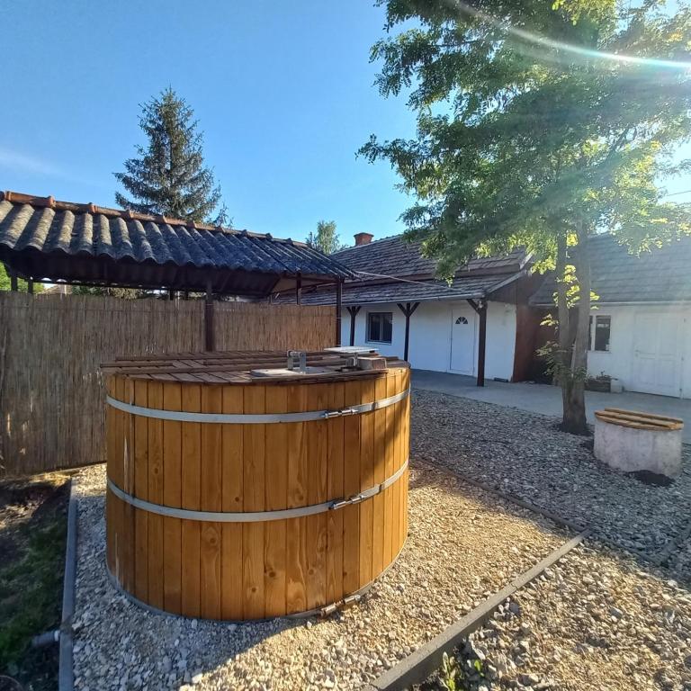 a wooden barrel in the yard of a house at Dézsa-vü Vendégház in Sarud
