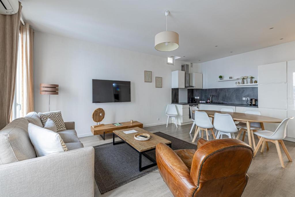 un salon avec un canapé et une table dans l'établissement 64m2 face Majestic - 50m palais & plages, à Cannes