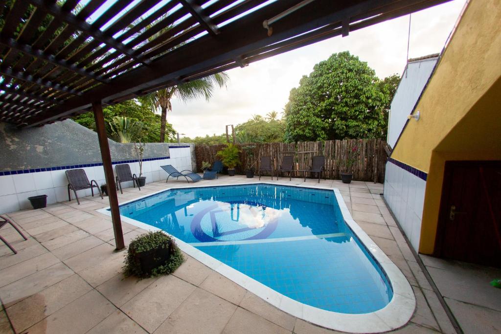 - une piscine au milieu d'un patio dans l'établissement Pousada Flor do Arraial, à Arraial d'Ajuda