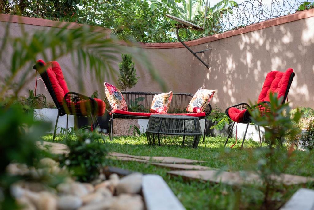 坎帕拉的住宿－The Mbuya Residence，坐在院子里的一组椅子