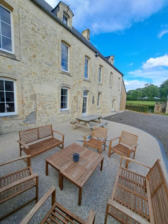 un groupe de bancs et de tables devant un bâtiment dans l'établissement maison de vacance à mosles, à Mosles