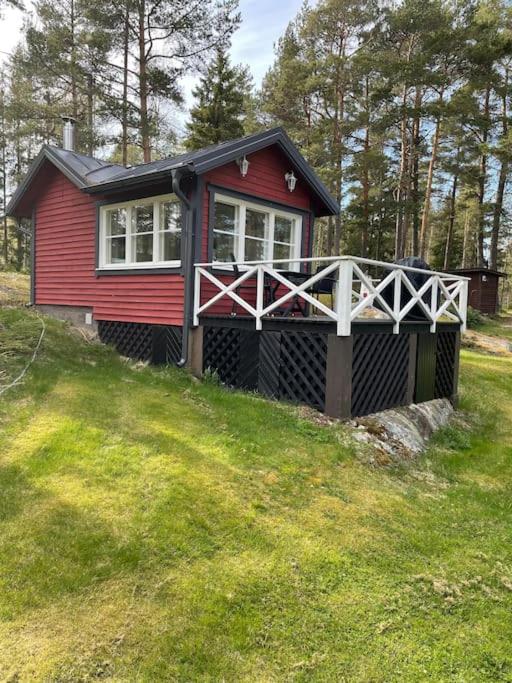 a small red house on the side of a hill at Pikkumökki Sveastugan in Rövik