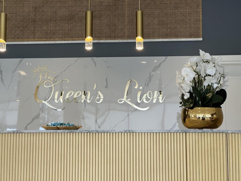 Certifikát, hodnocení, plakát nebo jiný dokument vystavený v ubytování The Queen's Lion Premium HOTEL