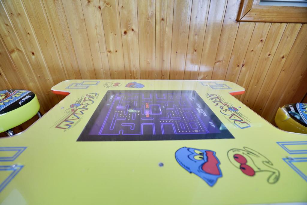 Soba z igrami v nastanitvi Chalet renovated Near Casino, Camelback , Kalahari 4bdrms firepit hot tub game room