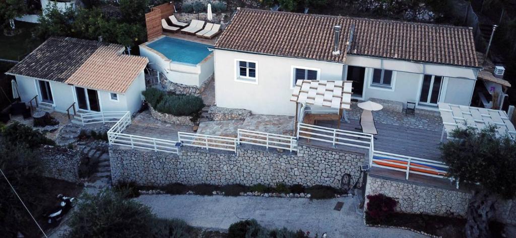 Bazén v ubytování Kalyva Country House, with private beach and pool nebo v jeho okolí