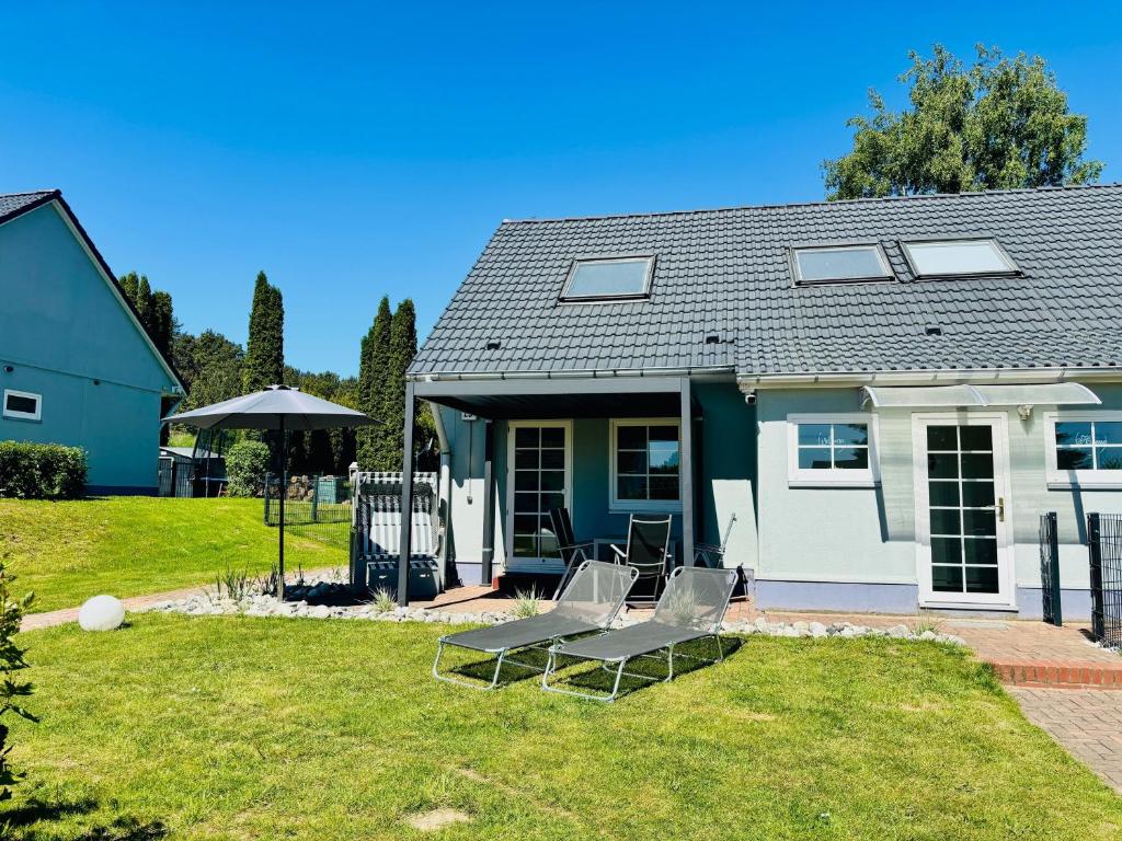 2 chaises dans la cour d'une maison dans l'établissement Ferienhaus Usedom Familie Stopp Haus 23, à Lütow