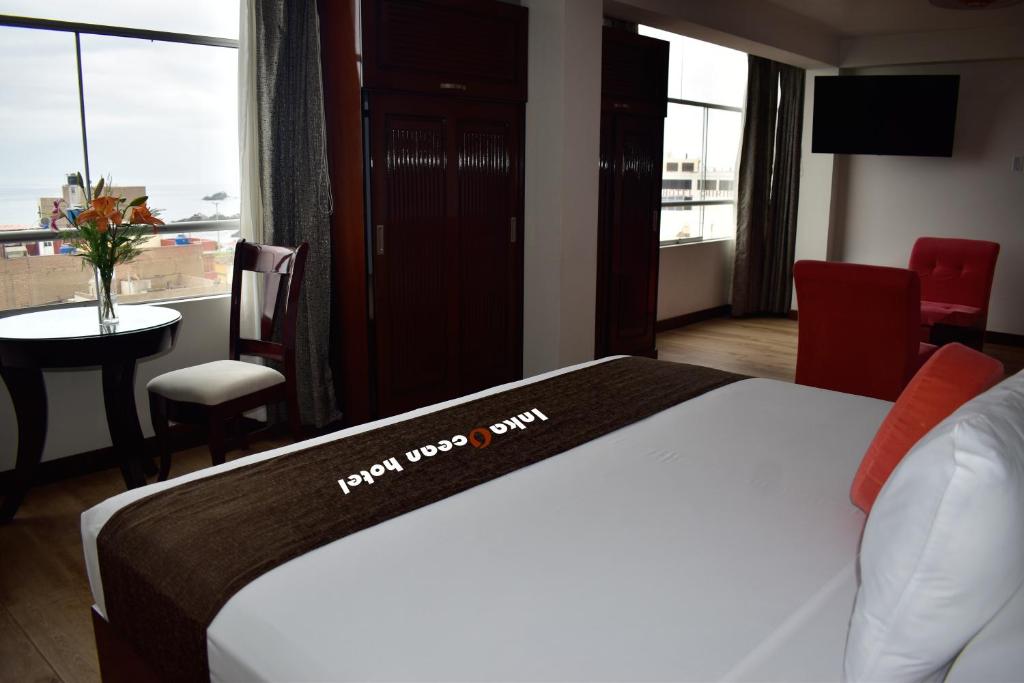 een hotelkamer met een bed en een tafel bij InkaOcean Hotel in Ilo