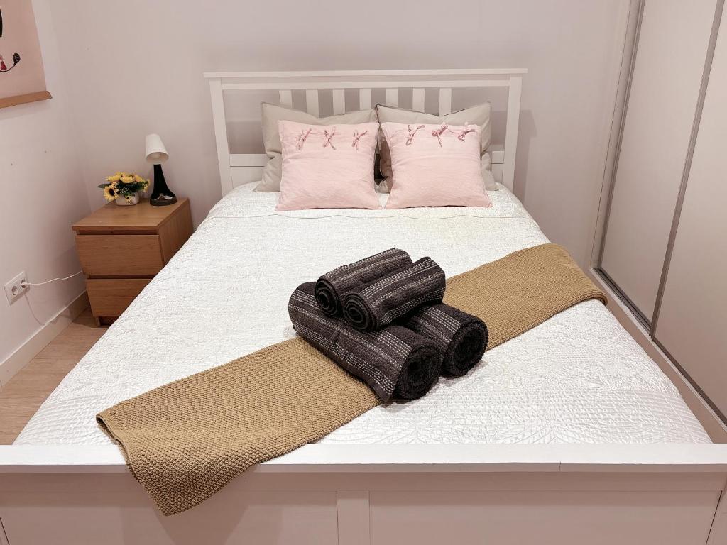 łóżko z dwoma ręcznikami na górze w obiekcie Villa con patio w Madrycie