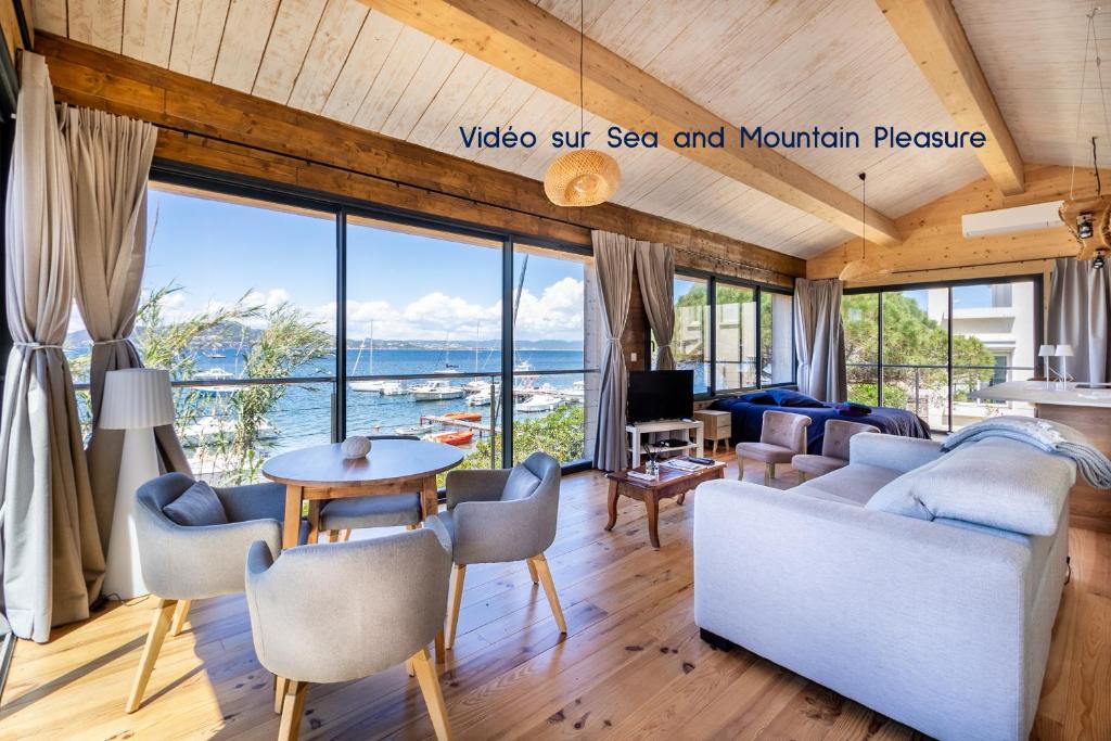 ein Wohnzimmer mit Meerblick in der Unterkunft Le Lodge de la Presqu’île de Giens in Hyères