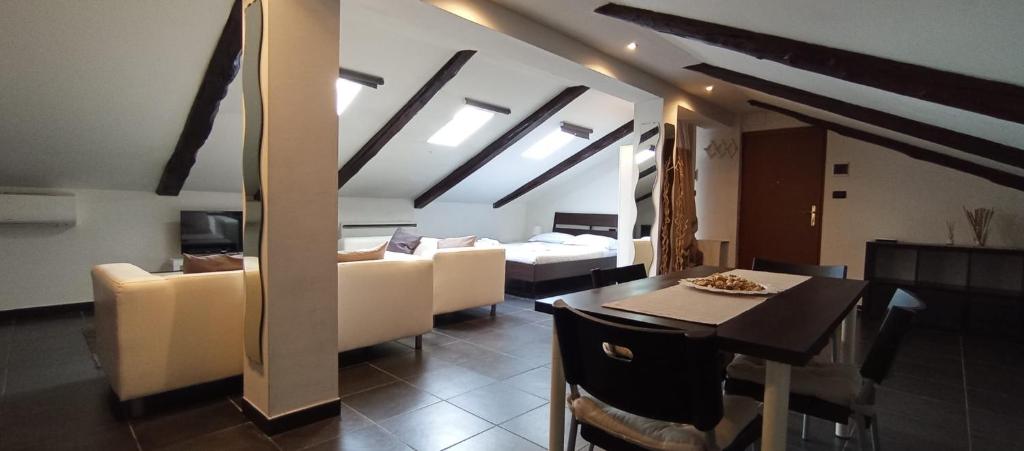 - un salon avec un lit et une salle à manger dans l'établissement Olimpico, à Turin