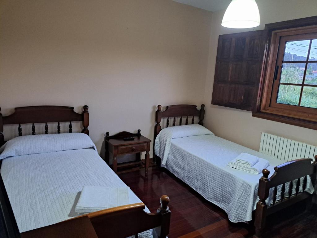 Łóżko lub łóżka w pokoju w obiekcie Hostal - Restaurante Casa Cuña