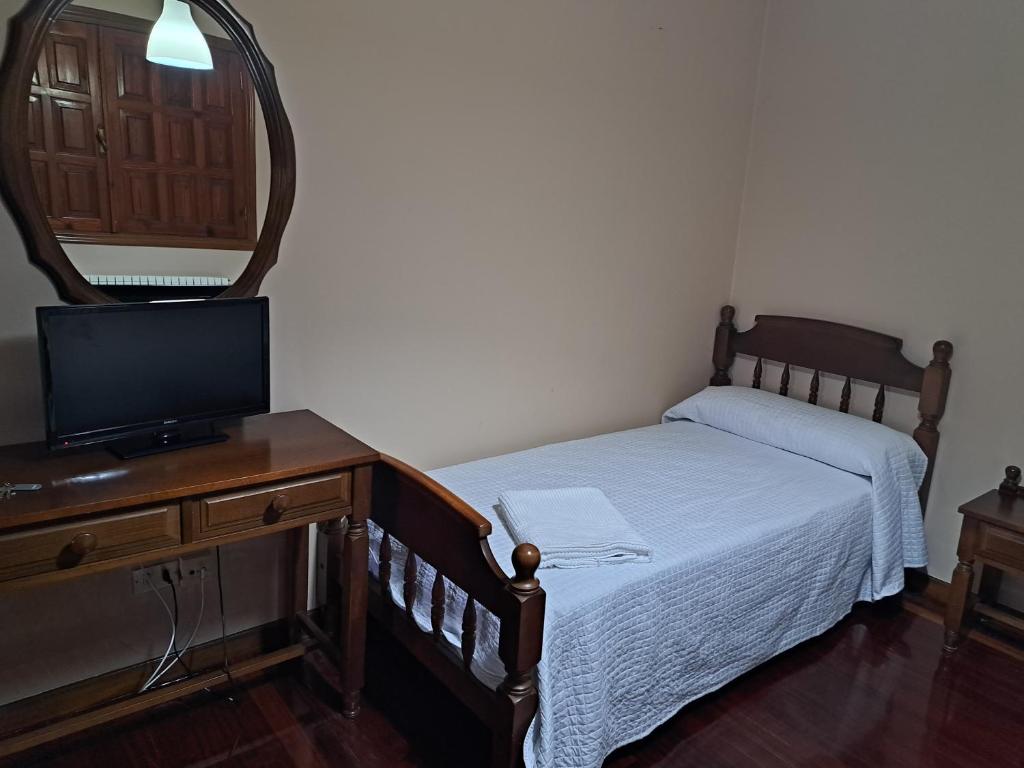 Łóżko lub łóżka w pokoju w obiekcie Hostal - Restaurante Casa Cuña