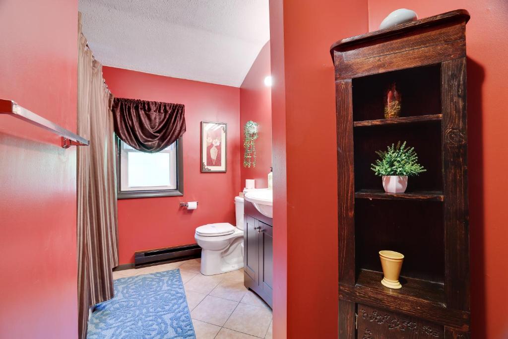 Fotografija v galeriji nastanitve Chalet renovated Near Casino, Camelback , Kalahari 4bdrms firepit hot tub game room v mestu Tobyhanna