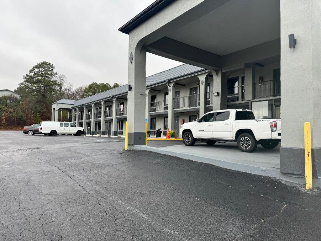 un camión blanco estacionado frente a un edificio en Scottish Inns - Locust Grove en Locust Grove