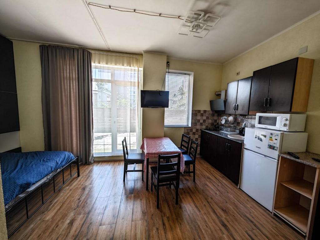 Кухня или мини-кухня в Apartment on the sea
