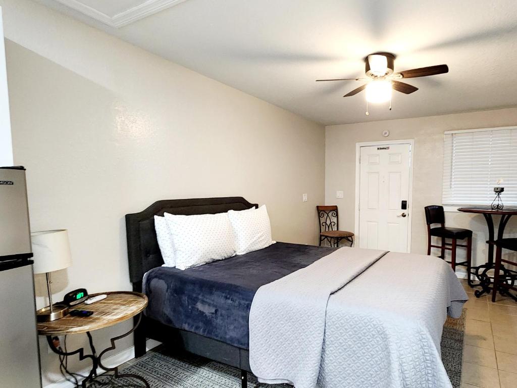 a bedroom with a bed and a ceiling fan at Cozy Studio! in Lakeland