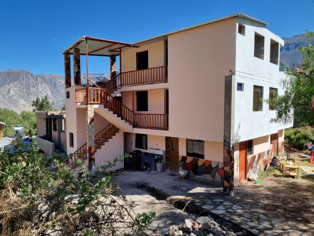 ein Haus mit einem Balkon und einer Treppe darauf in der Unterkunft Hotel El Gran Valletero in Cotahuasi