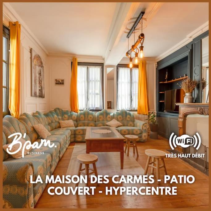 un salon avec un canapé et une table dans l'établissement La Maison des Carmes - Patio couvert - Hypercentre, à Pont-Audemer