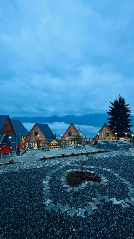 a group of lodges in the mountains at night at sitiela bungalov kir evi in Çamlıhemşin