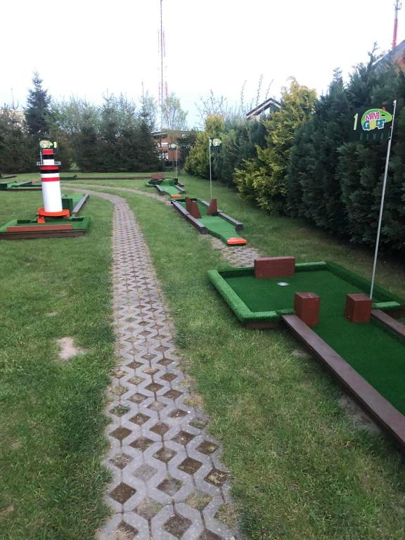 Zahrada ubytování Domki Kapitańskie z prywatnym polem do gry w Mini Golf