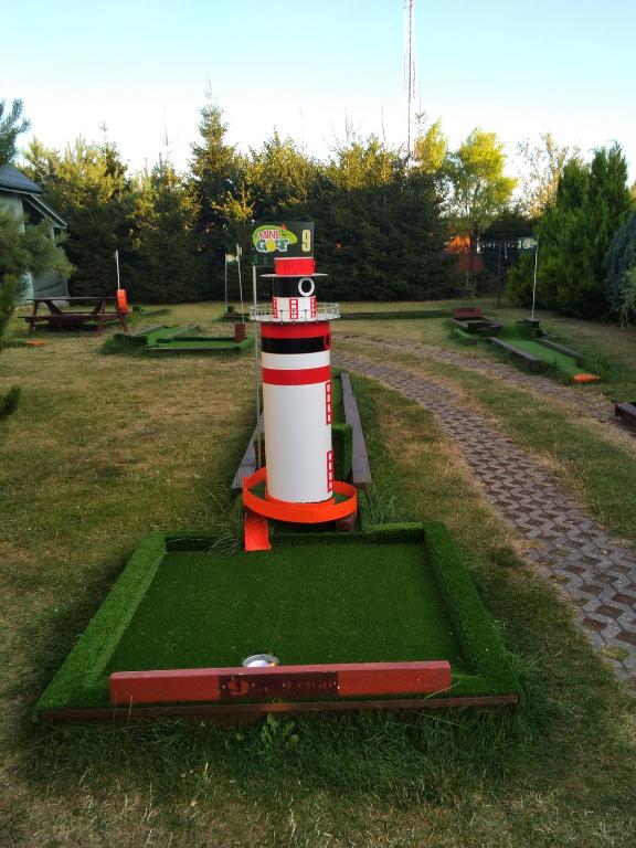 Zahrada ubytování Domki Kapitańskie z prywatnym polem do gry w Mini Golf